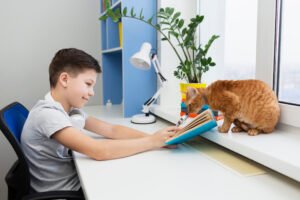Niño y gato