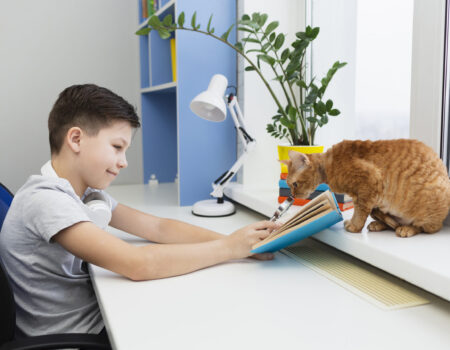 Niño y gato